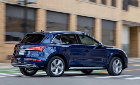 2021 Audi Q5 (US-Spec) Rear Three-Quarter Wallpapers 450x275 (15)