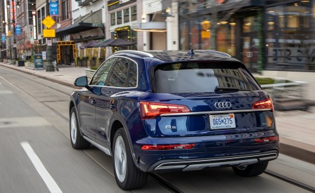 2021 Audi Q5 (US-Spec) Rear Three-Quarter Wallpapers 450x275 (12)