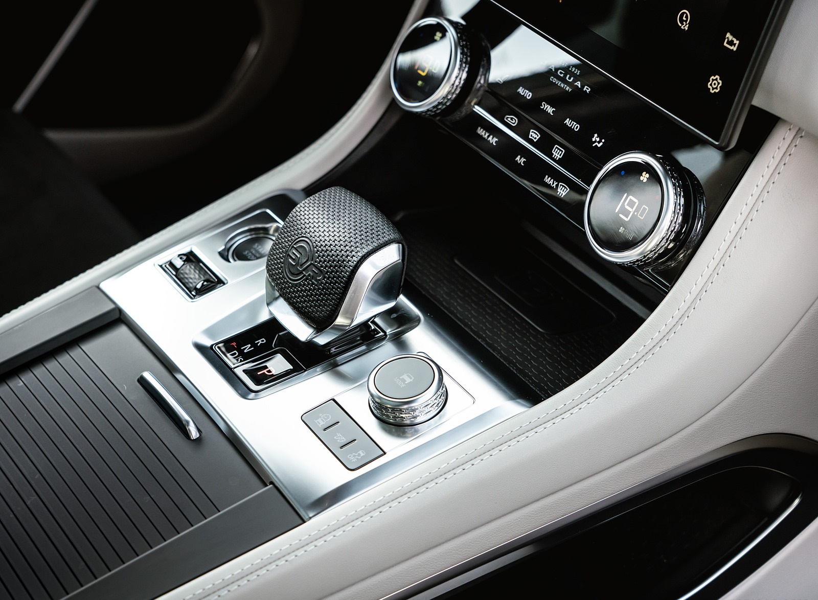 2021 Jaguar F-PACE SVR (Color: Velocity Blue) Interior Detail Wallpapers  #23 of 125