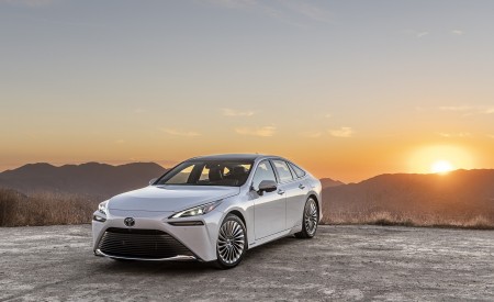 2021 Toyota Mirai FCEV Limited (Color: Oxygen White) Front Three-Quarter Wallpapers 450x275 (158)