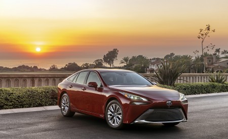 2021 Toyota Mirai FCEV XLE (Color: Supersonic Red) Front Three-Quarter Wallpapers 450x275 (153)