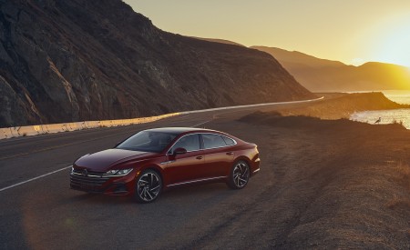 2021 Volkswagen Arteon (US-Spec) Front Three-Quarter Wallpapers 450x275 (34)