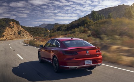 2021 Volkswagen Arteon (US-Spec) Rear Three-Quarter Wallpapers 450x275 (28)