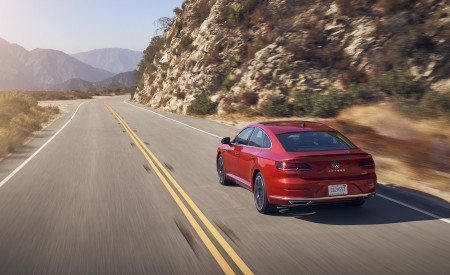 2021 Volkswagen Arteon (US-Spec) Rear Three-Quarter Wallpapers 450x275 (29)