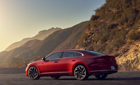 2021 Volkswagen Arteon (US-Spec) Rear Three-Quarter Wallpapers 450x275 (36)