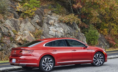 2021 Volkswagen Arteon (US-Spec) Rear Three-Quarter Wallpapers 450x275 (14)