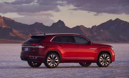 2021 Volkswagen Atlas Cross Sport Rear Three-Quarter Wallpapers 450x275 (13)