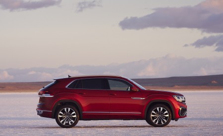 2021 Volkswagen Atlas Cross Sport Side Wallpapers 450x275 (17)