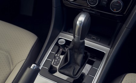 2021 Volkswagen Passat (US-Spec) Central Console Wallpapers 450x275 (17)