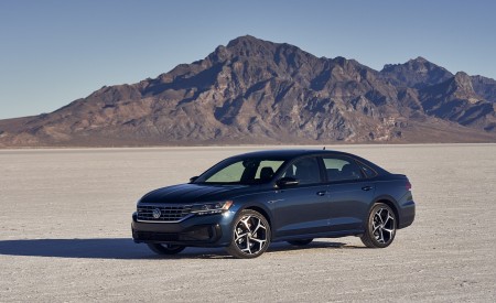 2021 Volkswagen Passat (US-Spec) Front Three-Quarter Wallpapers 450x275 (8)