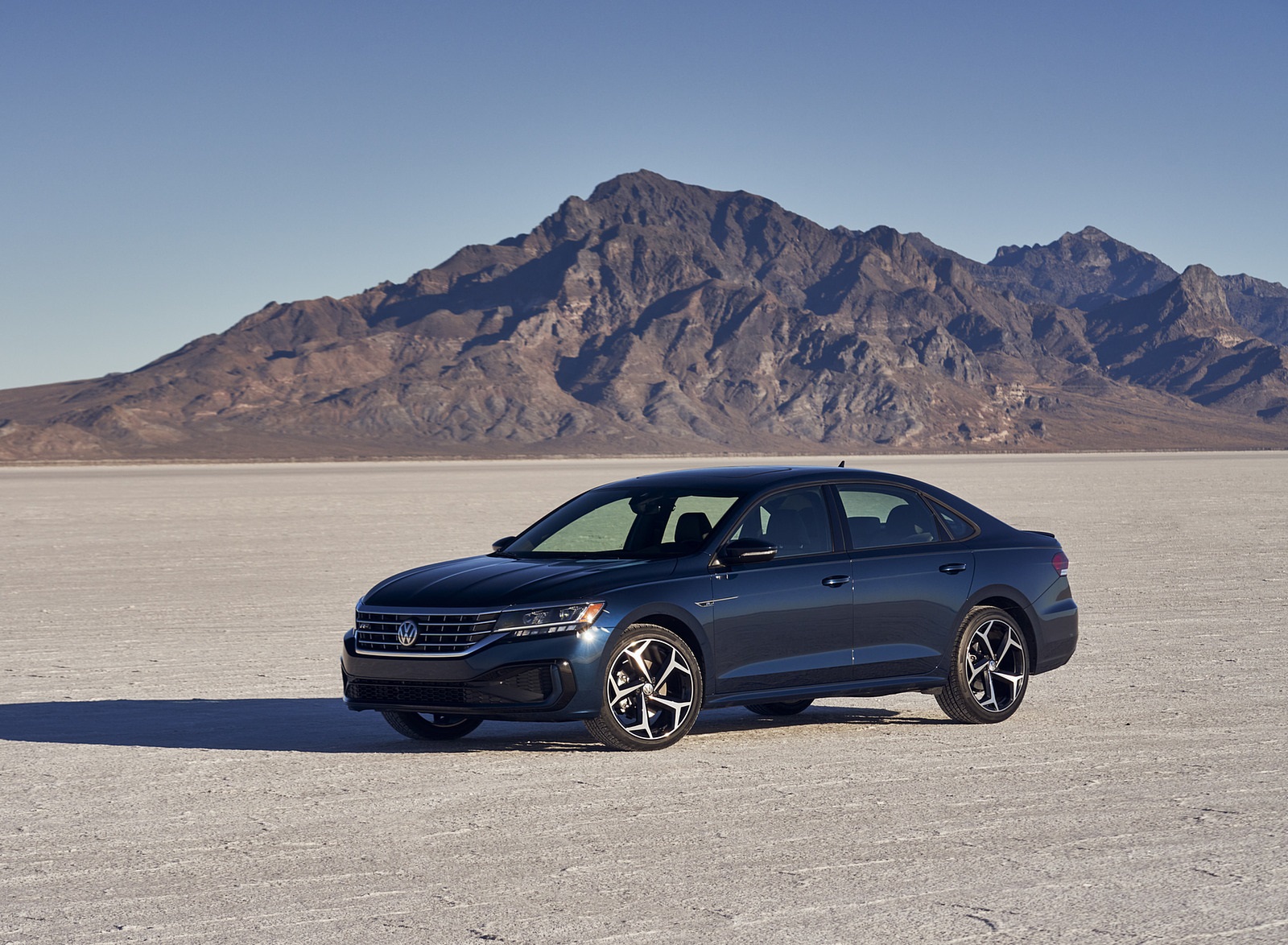 2021 Volkswagen Passat (US-Spec) Front Three-Quarter Wallpapers (8)