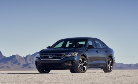 2021 Volkswagen Passat (US-Spec) Front Three-Quarter Wallpapers 450x275 (9)