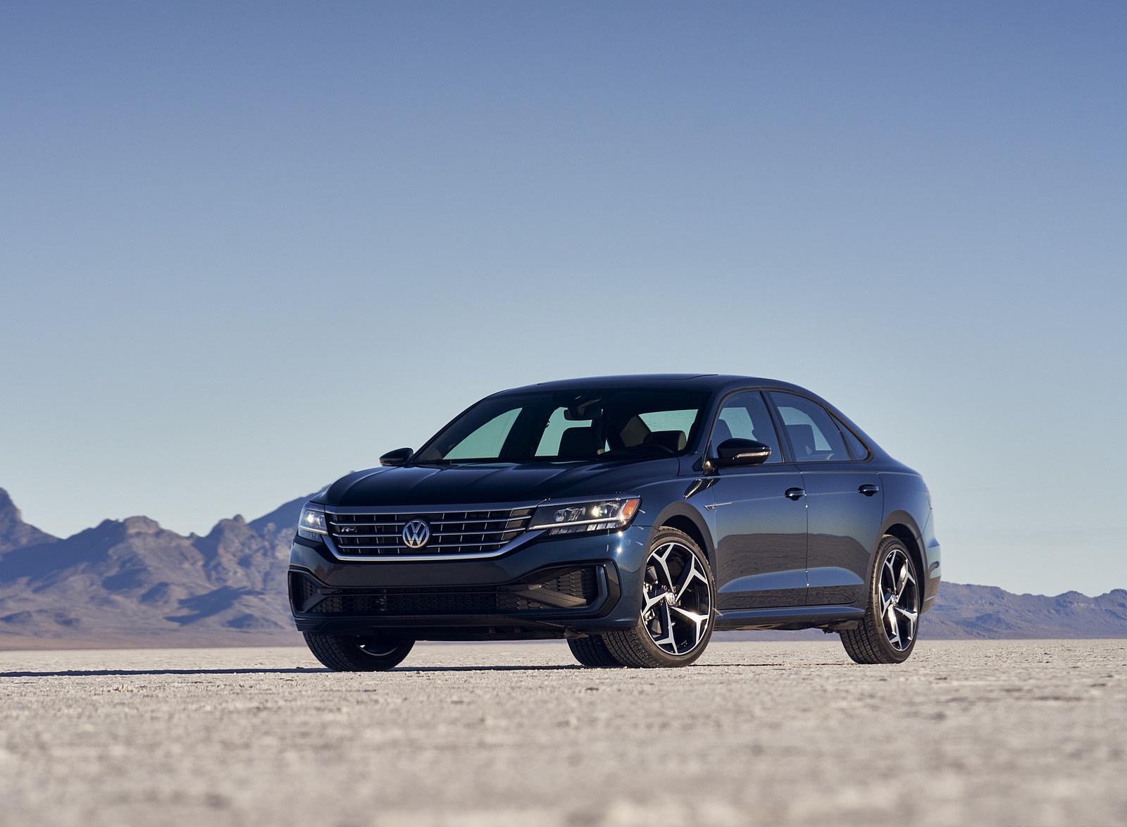 2021 Volkswagen Passat (US-Spec) Front Three-Quarter Wallpapers (9)