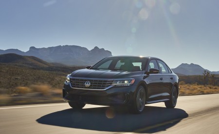 2021 Volkswagen Passat (US-Spec) Front Three-Quarter Wallpapers 450x275 (3)