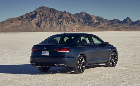 2021 Volkswagen Passat (US-Spec) Rear Three-Quarter Wallpapers 450x275 (12)