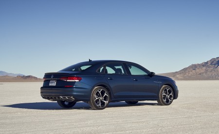 2021 Volkswagen Passat (US-Spec) Rear Three-Quarter Wallpapers 450x275 (13)