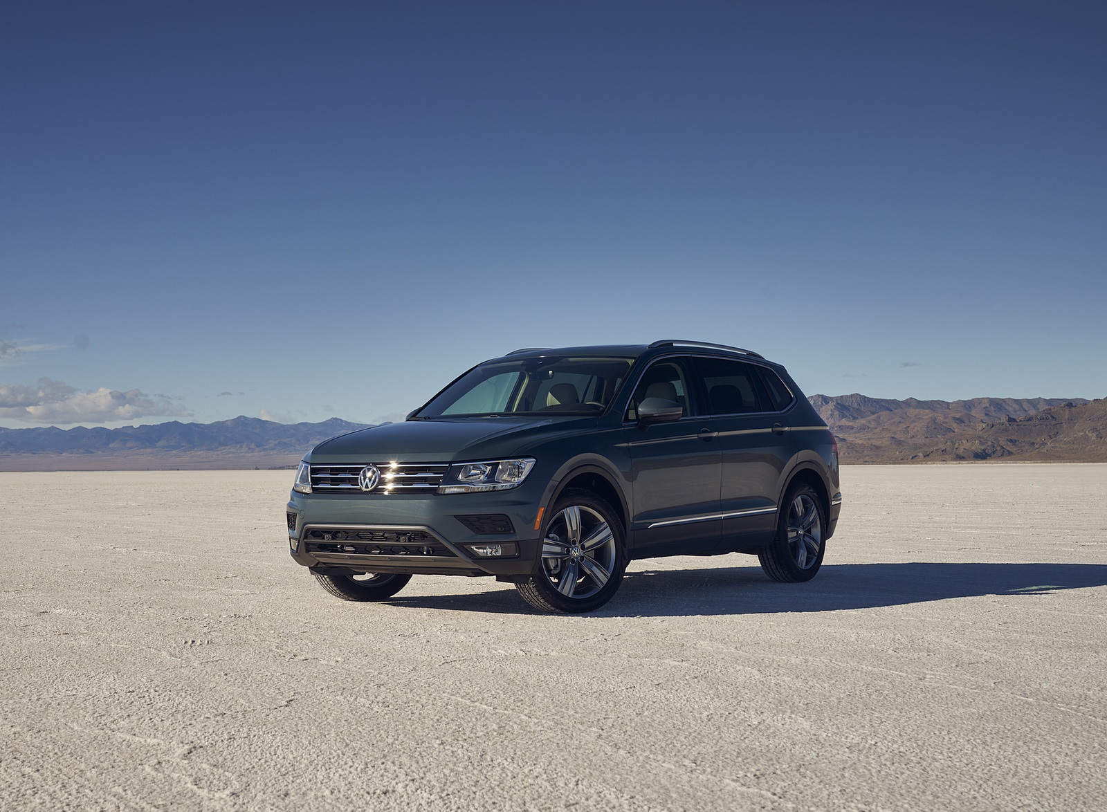 2021 Volkswagen Tiguan SEL (US-Spec) Front Three-Quarter Wallpapers  (8)