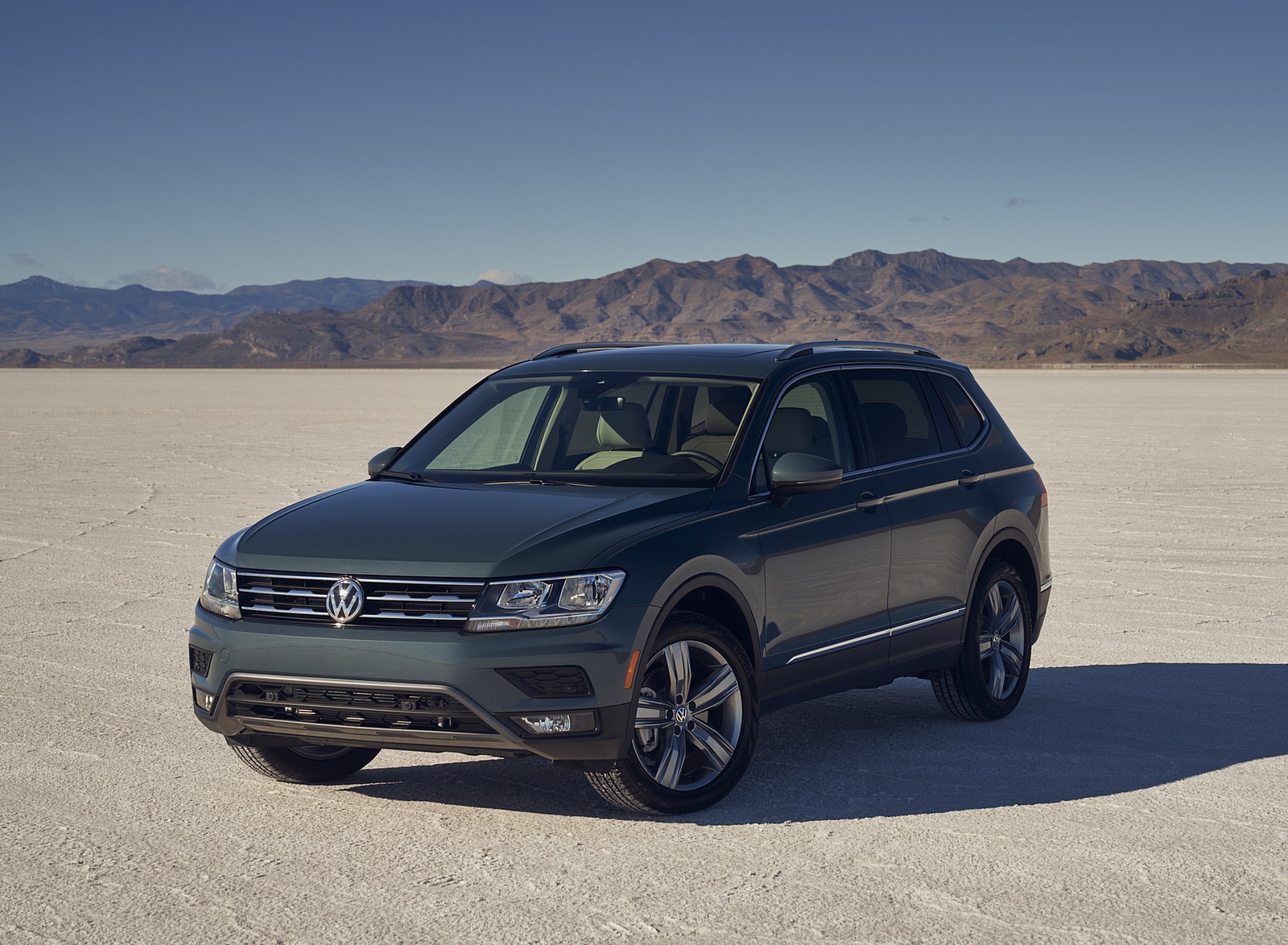 2021 Volkswagen Tiguan SEL (US-Spec) Front Three-Quarter Wallpapers (9)
