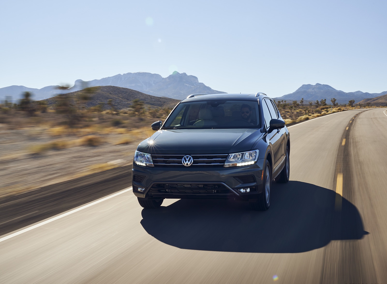 2021 Volkswagen Tiguan SEL (US-Spec) Front Wallpapers (3)
