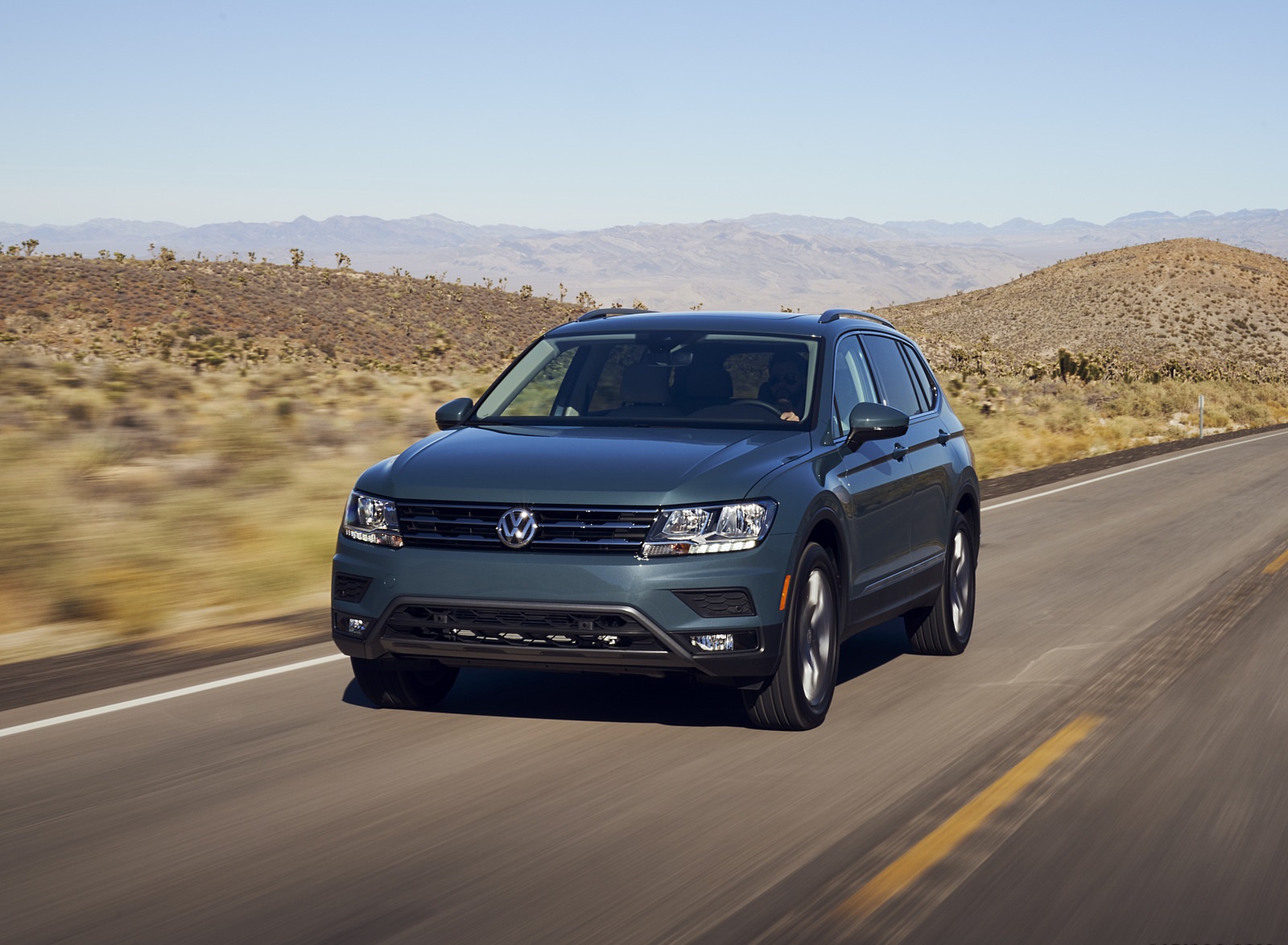 2021 Volkswagen Tiguan SEL (US-Spec) Front Wallpapers (1)