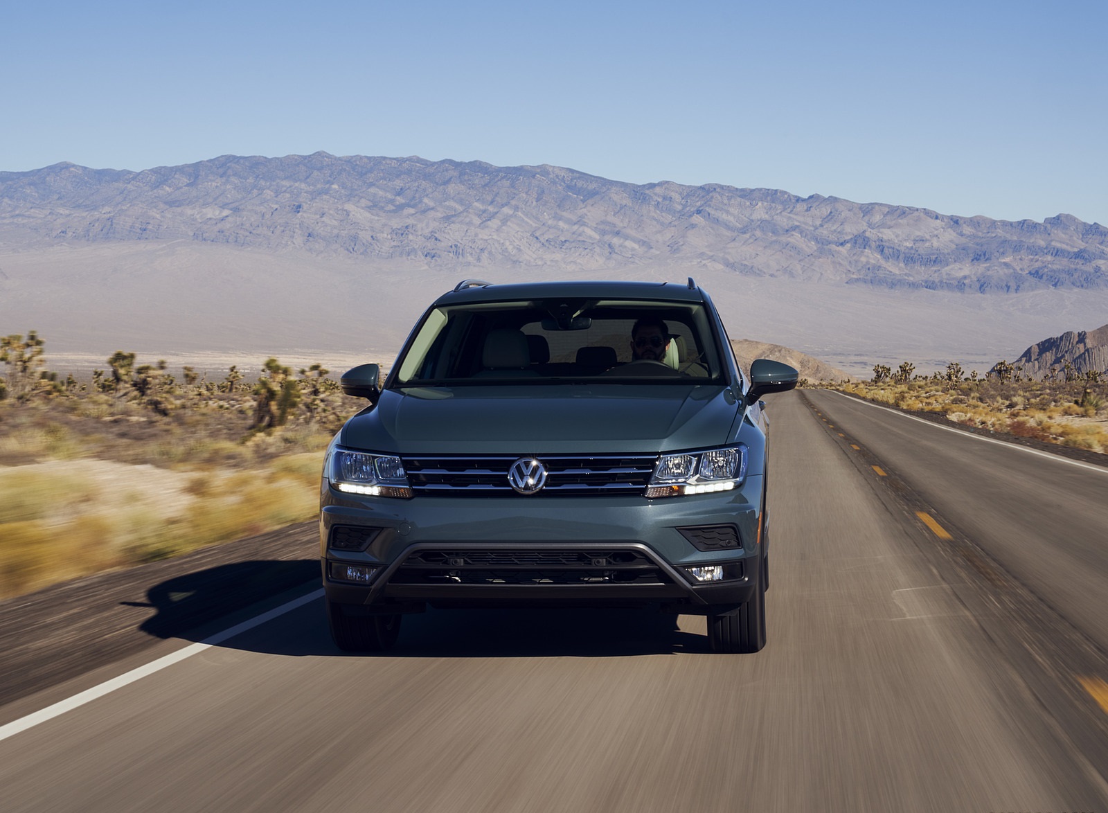 2021 Volkswagen Tiguan SEL (US-Spec) Front Wallpapers (2)