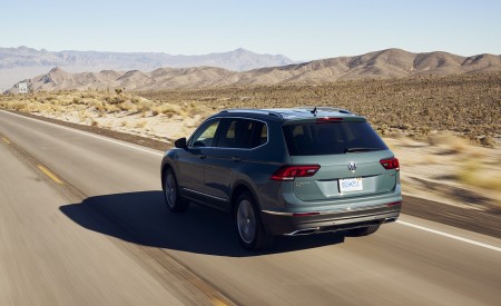2021 Volkswagen Tiguan SEL (US-Spec) Rear Three-Quarter Wallpapers 450x275 (4)