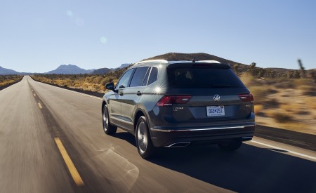 2021 Volkswagen Tiguan SEL (US-Spec) Rear Three-Quarter Wallpapers  450x275 (5)