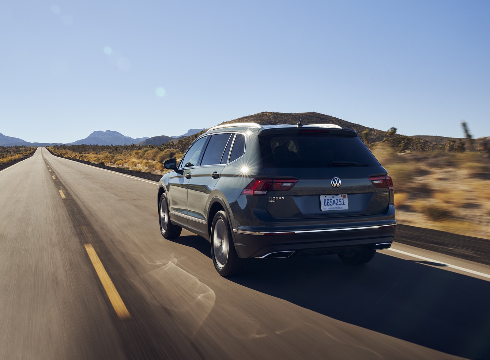 2021 Volkswagen Tiguan SEL (US-Spec) Rear Three-Quarter Wallpapers  (5)