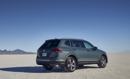 2021 Volkswagen Tiguan SEL (US-Spec) Rear Three-Quarter Wallpapers 450x275 (11)