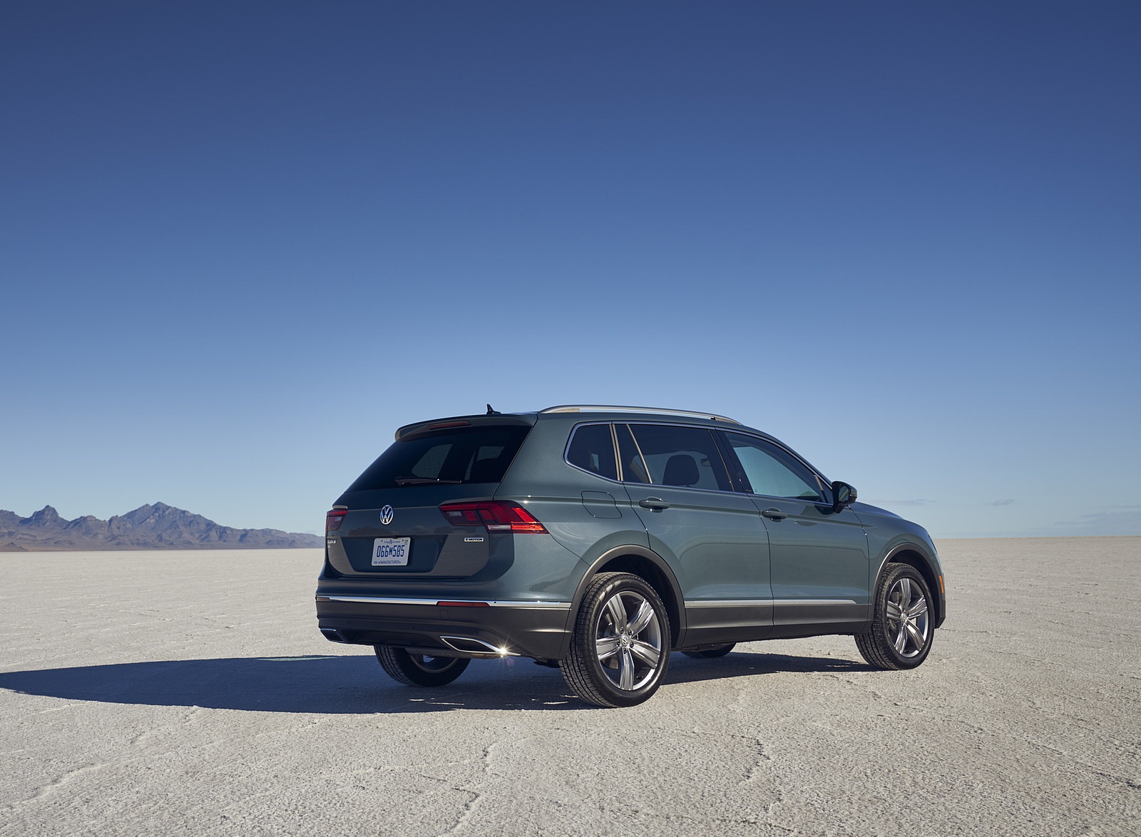 2021 Volkswagen Tiguan SEL (US-Spec) Rear Three-Quarter Wallpapers (11)