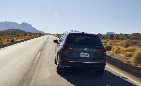 2021 Volkswagen Tiguan SEL (US-Spec) Rear Wallpapers 450x275 (6)
