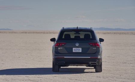 2021 Volkswagen Tiguan SEL (US-Spec) Rear Wallpapers 450x275 (12)