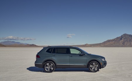 2021 Volkswagen Tiguan SEL (US-Spec) Side Wallpapers 450x275 (13)