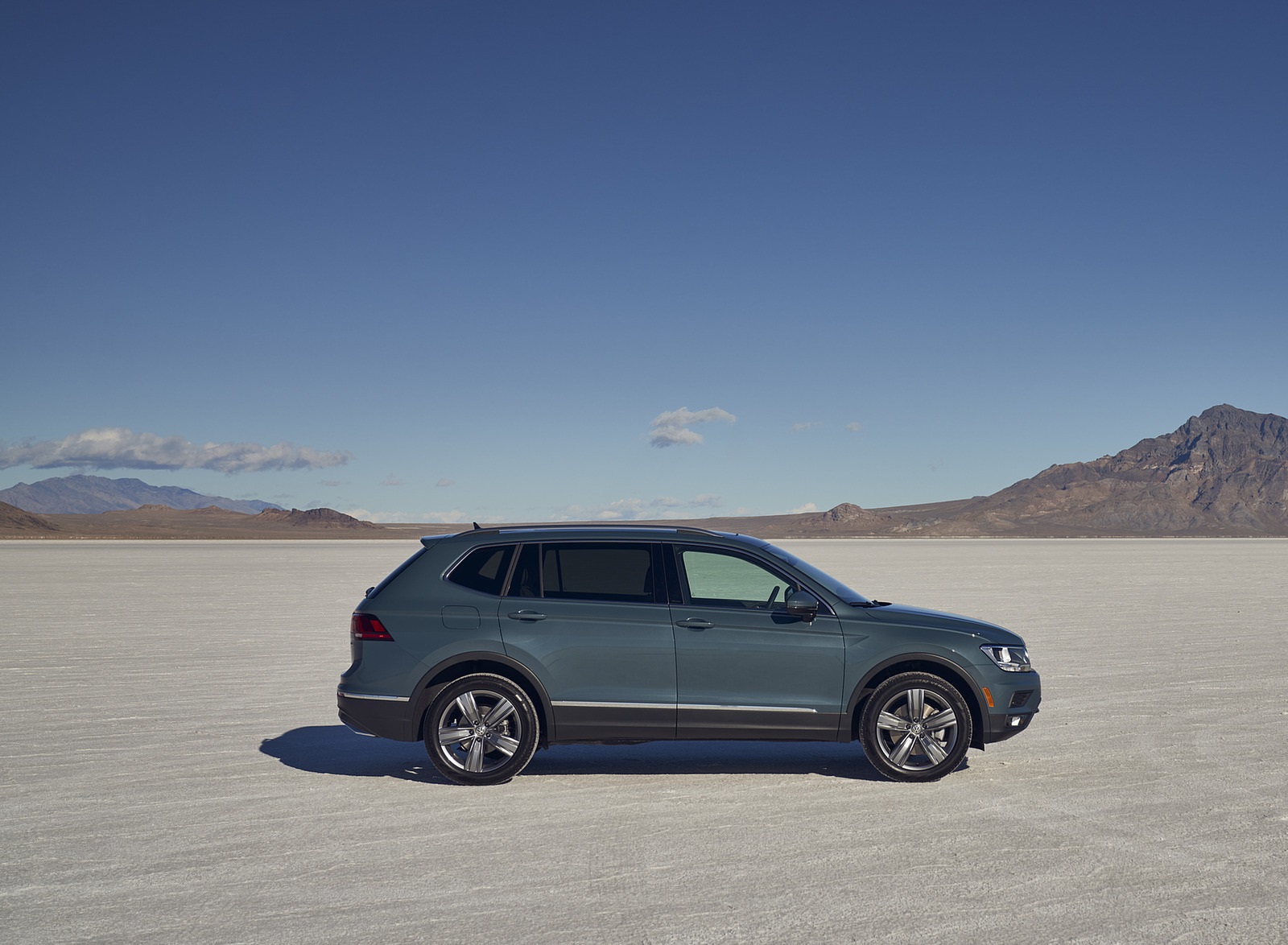 2021 Volkswagen Tiguan SEL (US-Spec) Side Wallpapers (13)