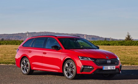 2021 Škoda Octavia RS Combi Front Three-Quarter Wallpapers 450x275 (31)