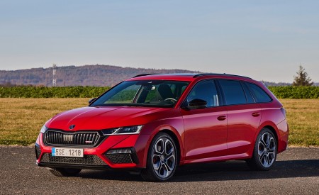 2021 Škoda Octavia RS Combi Front Three-Quarter Wallpapers 450x275 (32)