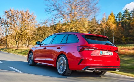 2021 Škoda Octavia RS Combi Rear Three-Quarter Wallpapers  450x275 (24)