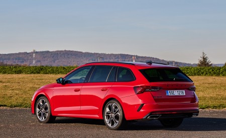 2021 Škoda Octavia RS Combi Rear Three-Quarter Wallpapers 450x275 (34)
