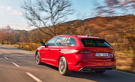 2021 Škoda Octavia RS Combi Rear Three-Quarter Wallpapers 450x275 (25)