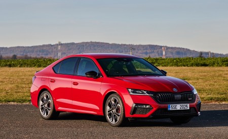 2021 Škoda Octavia RS Front Three-Quarter Wallpapers 450x275 (9)