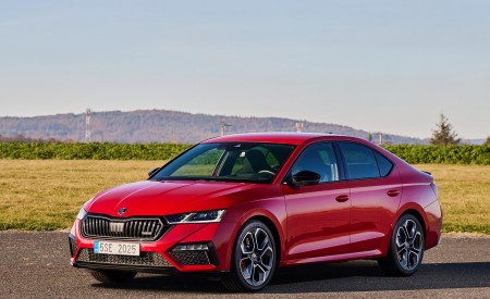 2021 Škoda Octavia RS Front Three-Quarter Wallpapers 450x275 (10)