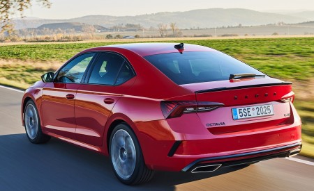 2021 Škoda Octavia RS Rear Three-Quarter Wallpapers 450x275 (5)