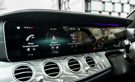2021 Mercedes-Benz E 300 de Diesel Plug-In Hybrid (UK-Spec) Central Console Wallpapers  450x275 (157)