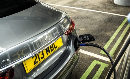 2021 Mercedes-Benz E 300 de Diesel Plug-In Hybrid (UK-Spec) Charging Wallpapers 450x275 (141)
