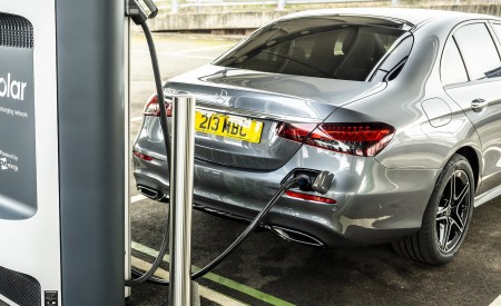 2021 Mercedes-Benz E 300 de Diesel Plug-In Hybrid (UK-Spec) Charging Wallpapers 450x275 (143)