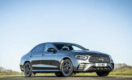 2021 Mercedes-Benz E 300 de Diesel Plug-In Hybrid (UK-Spec) Front Three-Quarter Wallpapers 450x275 (107)