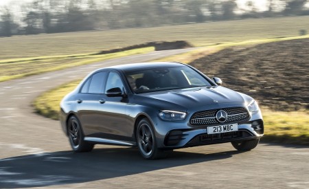 2021 Mercedes-Benz E 300 de Diesel Plug-In Hybrid (UK-Spec) Front Three-Quarter Wallpapers 450x275 (95)