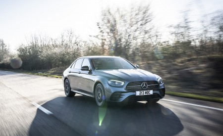 2021 Mercedes-Benz E 300 de Diesel Plug-In Hybrid (UK-Spec) Front Three-Quarter Wallpapers 450x275 (76)