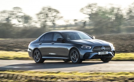2021 Mercedes-Benz E 300 de Diesel Plug-In Hybrid (UK-Spec) Front Three-Quarter Wallpapers 450x275 (108)