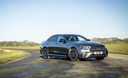 2021 Mercedes-Benz E 300 de Diesel Plug-In Hybrid (UK-Spec) Front Three-Quarter Wallpapers  450x275 (86)